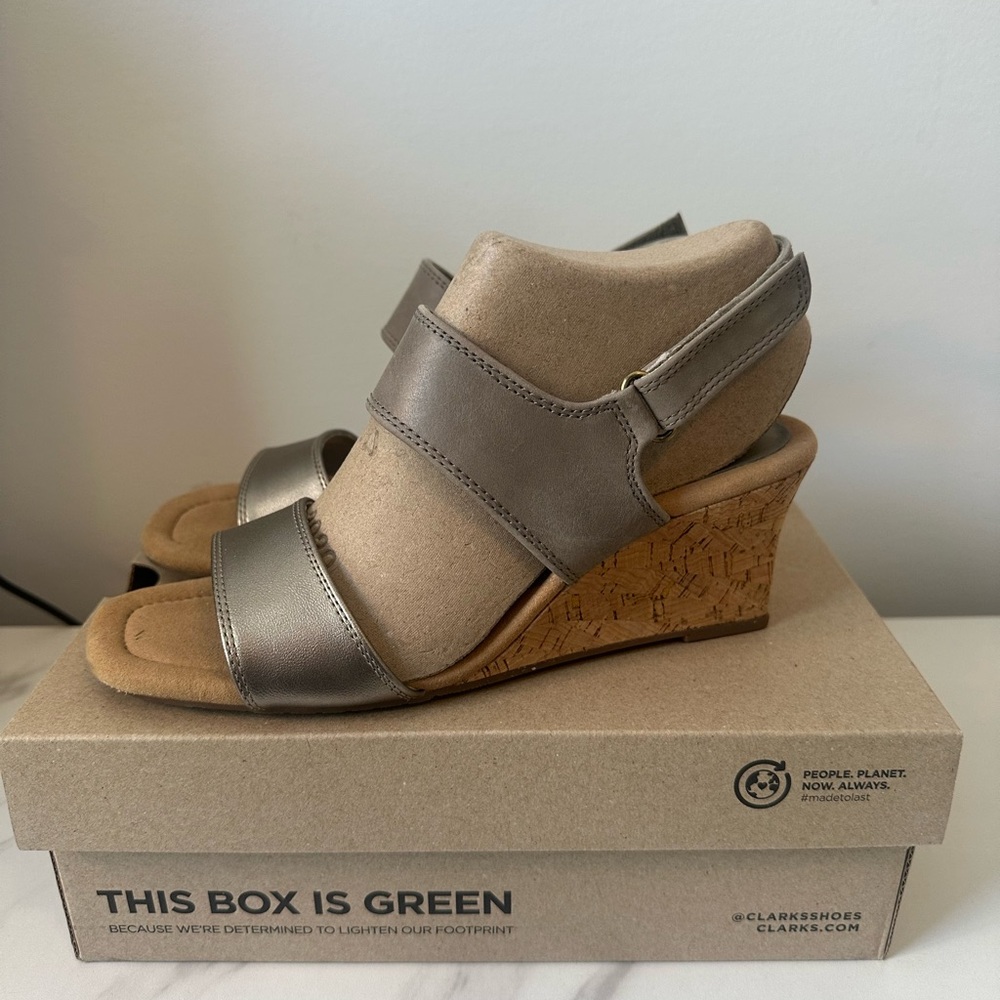 Clarks Women's Olive/Metallic Wedge Sandals 8.5